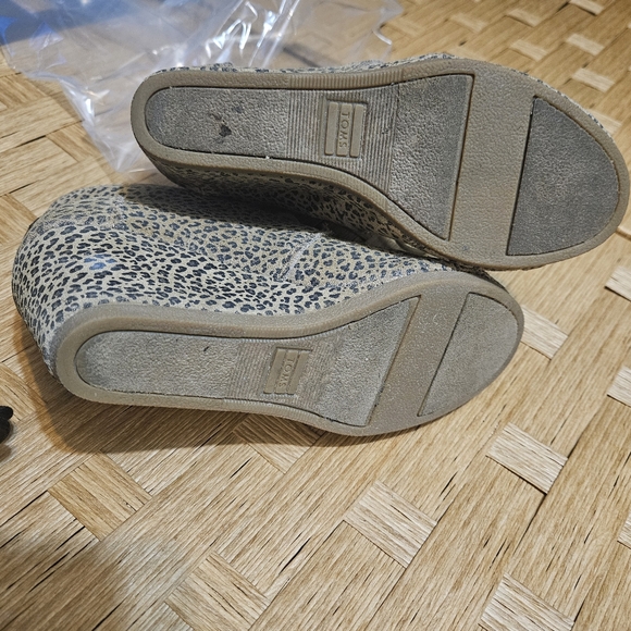 TOMS leopard pattern print sueded leather wedges Ankle size 5 - Picture 10 of 12